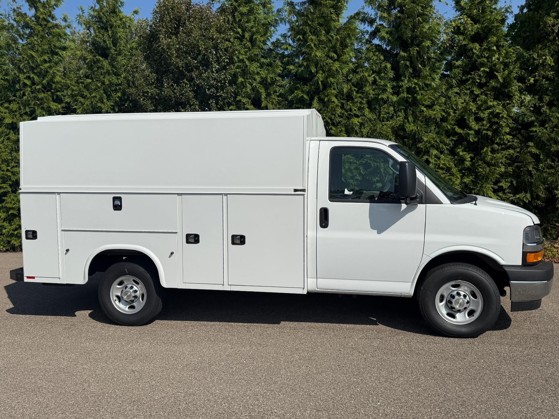 2025 Chevrolet Express Cutaway 3500 Base